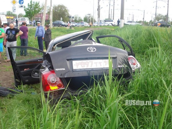 ДТП на Кубани : Toyota Avensis выехала на переезд и попала под поезд - вся семья погибла (ФОТО)