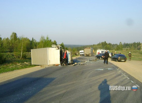 ДТП под Томском : Toyota Camry положила грузовик ISUZU на боковую - 1 человек погиб (ФОТО)