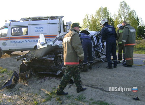 ДТП под Томском : Toyota Camry положила грузовик ISUZU на боковую - 1 человек погиб (ФОТО)