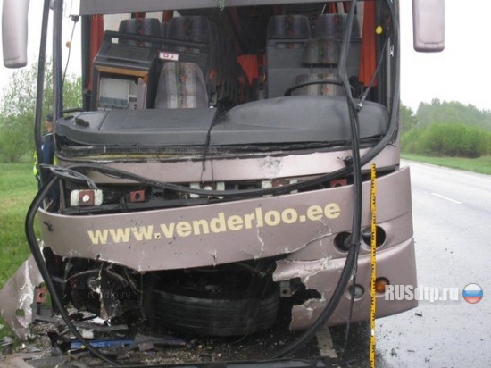 ДТП в Эстонии : Volvo столкнулся лоб в лоб с автобусом - водитель легкового авто погиб (ФОТО)