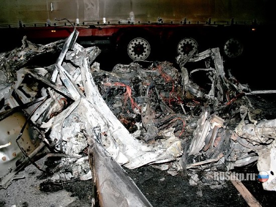ДТП на трассе Киев - Чоп : грузовик Mercedes сравнял с асфальтом Toyota Camry (ФОТО)