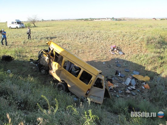 ДТП в Дагестане : ВАЗ-2114 попал под автобус Икарус, потом столкнулся с ГАЗЕЛЬю (ФОТО)