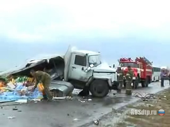 ДТП в России : грузовик ГАЗ раздавил ИЖ - водитель скончался на месте (ФОТО, ВИДЕО)