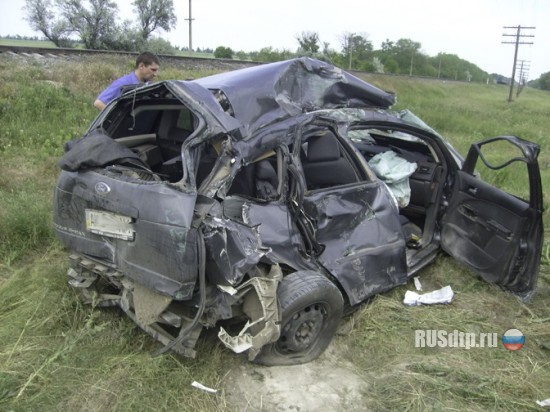 Крым ДТП : Ford Focus не успел переехать переезд - водитель чуть не погиб (ФОТО)