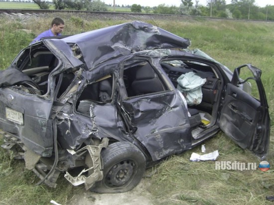 Крым ДТП : Ford Focus не успел переехать переезд - водитель чуть не погиб (ФОТО)