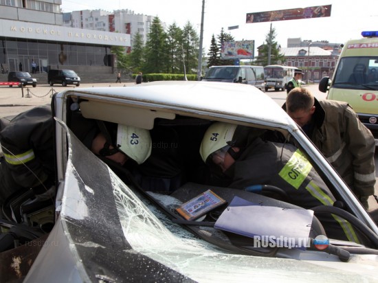 ДТП в Архангельске : столб не пропустил ВАЗ-2115 - водитель сильно пострадал (ФОТО)