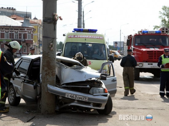ДТП в Архангельске : столб не пропустил ВАЗ-2115 - водитель сильно пострадал (ФОТО)