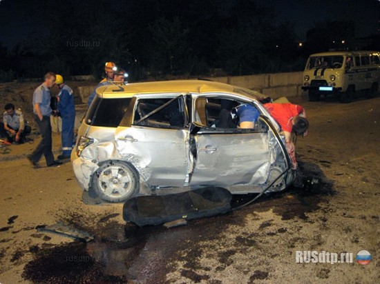 Страшные фото ДТП в Чите : Toyota Ist сложилась об бетонную стену - молодые парень и девушка погибли на месте