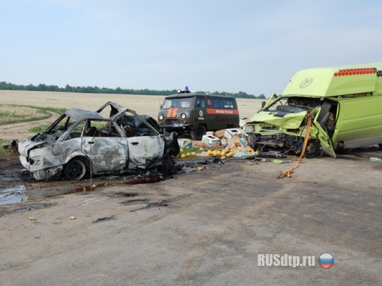 Одесса : ужасное ДТП - Audi 80 попал под Iveco, перевернулся и загорелся - 4 человека сгорели заживо (ФОТО)