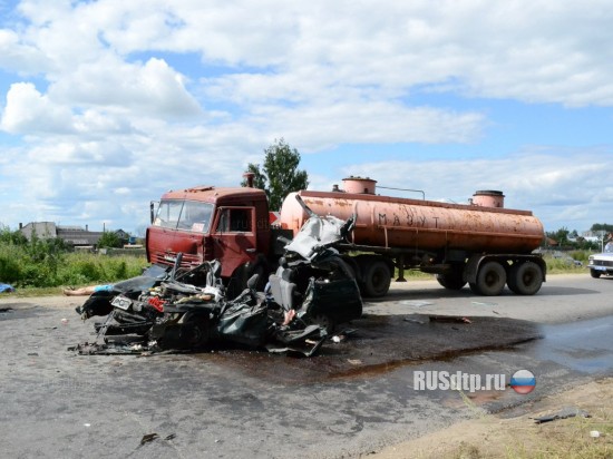 ДТП в Йошкар-Оле: ВАЗ-2111 в лобовую столкнулся с КАМАЗ - 4 человека погибло (ФОТО и ВИДЕО)
