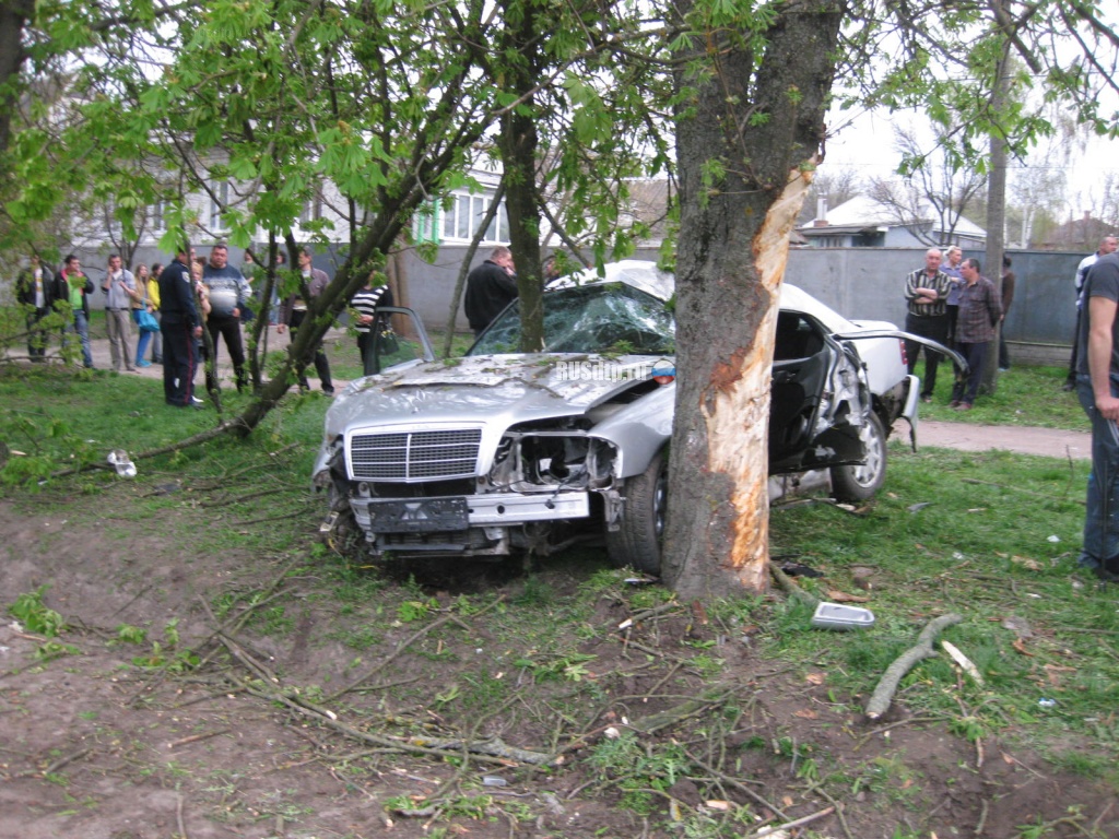на дону mazda врезалась в грузовик и влетела в дерево, один человек погиб
