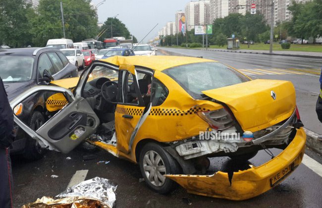 Четыре автомобиля столкнулись на Алтуфьевском шоссе в Москве