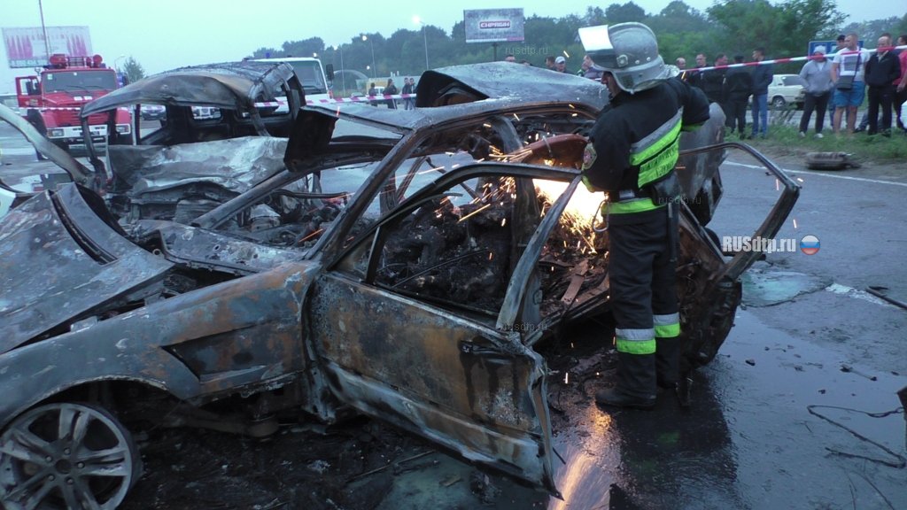 мерседес в мерседес: люди погибли в автобусе