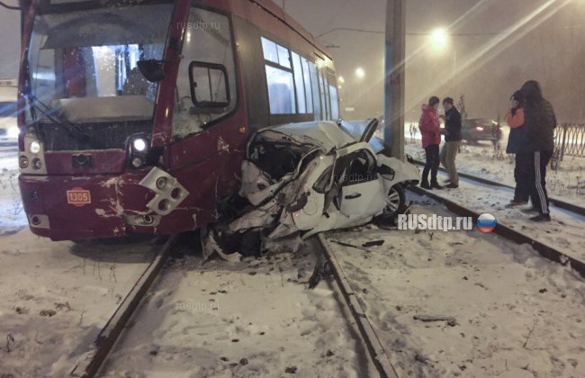 В Казани трамвай превратил Datsun в груду металла