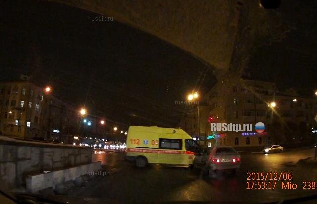 Лада столкнулась со скорой в Казани Лада столкнулась со скорой в Казани