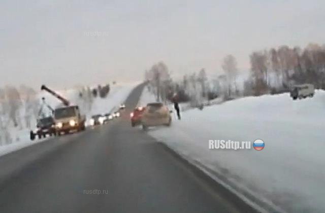 Автомобиль сбил инспектора ДПС на трассе «Байкал» в Красноярском крае Автомобиль сбил инспектора ДПС на трассе «Байкал» в Красноярском крае