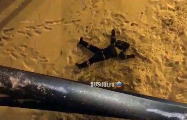 В Москве сбитый таксистом инспектор ДПС упал с эстакады и погиб В Москве сбитый таксистом инспектор ДПС упал с эстакады и погиб