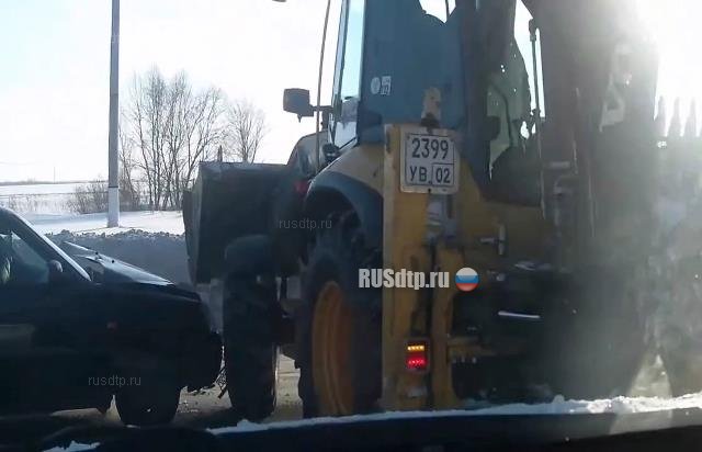 Трактор столкнулся с автомобилем в Салавате Трактор столкнулся с автомобилем в Салавате