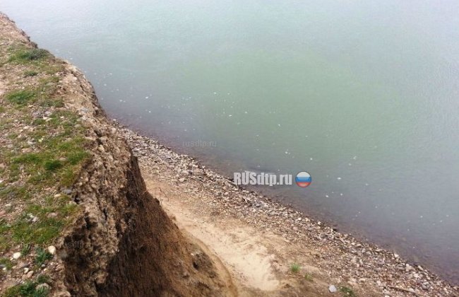 Машина с двумя людьми утонула в реке в Белореченском районе