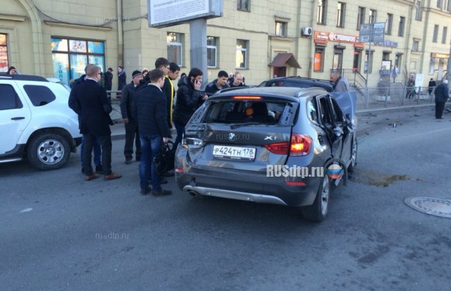 В Петербурге девушка на «БМВ» протаранила три машины, скрываясь с места ДТП