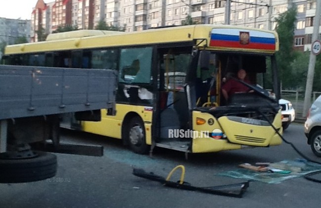 Автобус столкнулся с грузовиком в Барнауле