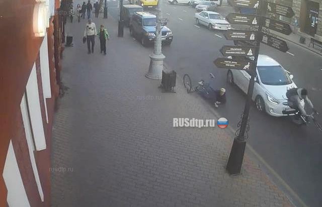 В Иркутске после дорожного конфликта водитель автомобиля сбил двоих велосипедистов. Видео В Иркутске после дорожного конфликта водитель автомобиля сбил двоих велосипедистов. Видео