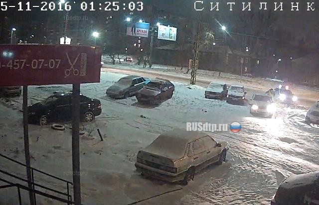 В Петрозаводске пьяный водитель "Мерседеса" протаранил 4 автомобиля, уходя от полицейской погони В Петрозаводске пьяный водитель "Мерседеса" протаранил 4 автомобиля, уходя от полицейской погони