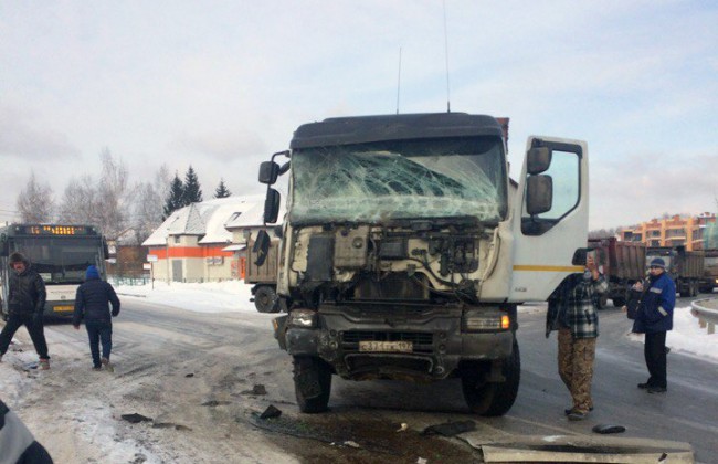 Трое пострадали в ДТП с участием автобуса и грузовика в Новой Москве