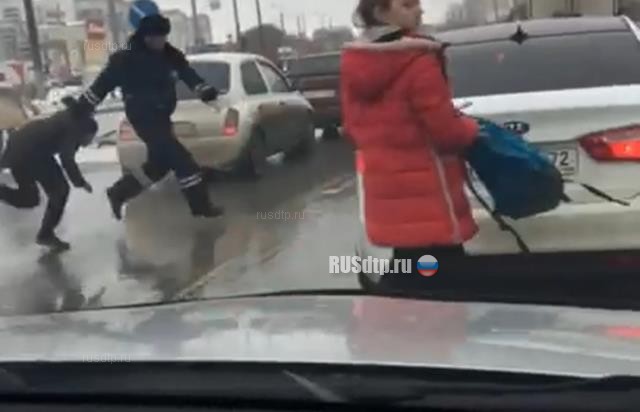 В Тюмени инспектор ДПС гнался за подростками В Тюмени инспектор ДПС гнался за подростками