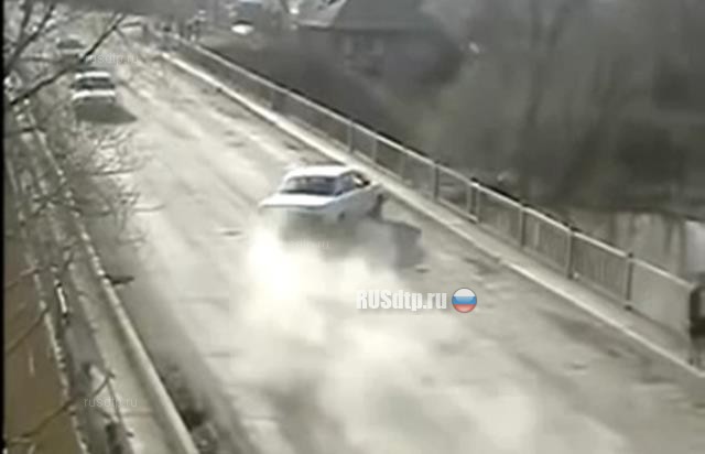 Волга упала с моста в реку Волга упала с моста в реку