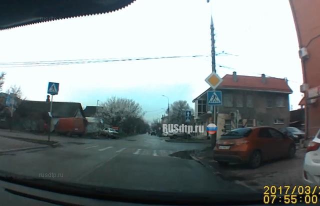 В Краснодаре в результате ДТП фургон врезался в частный дом. Видео с регистратора В Краснодаре в результате ДТП фургон врезался в частный дом. Видео с регистратора