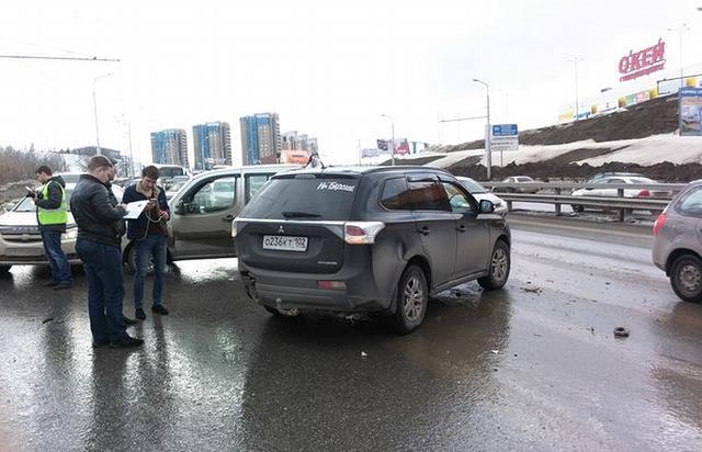 В Уфе грузовик без тормозов протаранил 10 автомобилей. Видео с регистратора В Уфе грузовик без тормозов протаранил 10 автомобилей. Видео с регистратора
