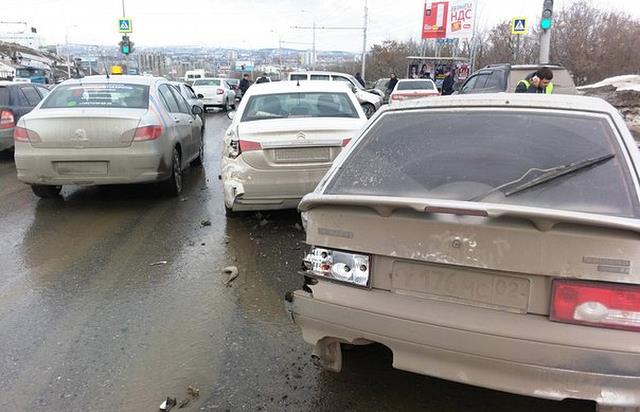 В Уфе грузовик без тормозов протаранил 10 автомобилей. Видео с регистратора В Уфе грузовик без тормозов протаранил 10 автомобилей. Видео с регистратора