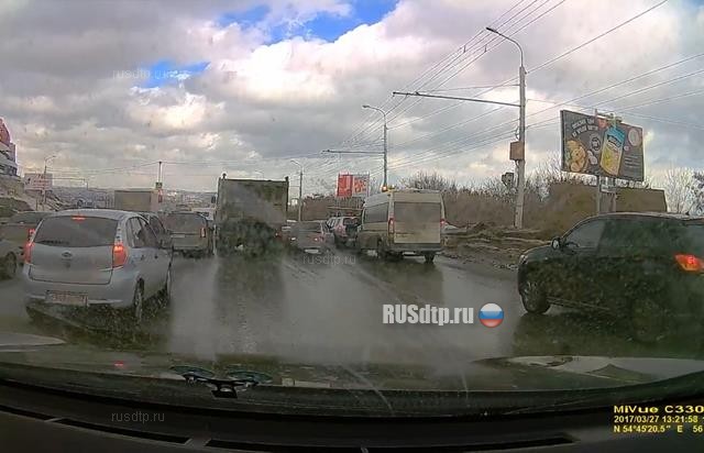 В Уфе грузовик без тормозов протаранил 10 автомобилей. Видео с регистратора В Уфе грузовик без тормозов протаранил 10 автомобилей. Видео с регистратора
