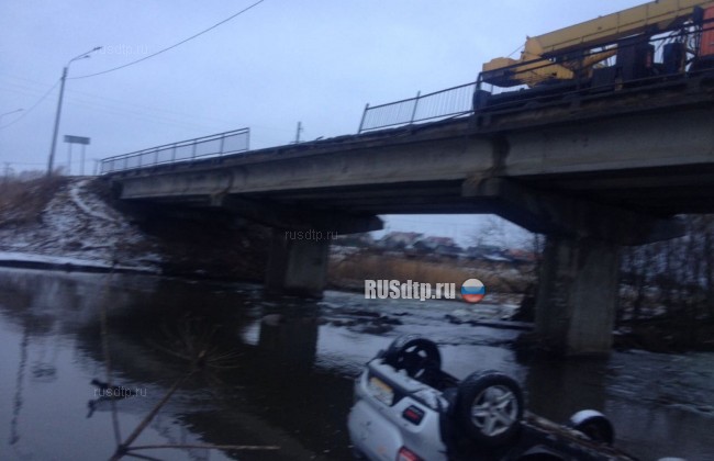 Машина упала с моста и утонула с водителем в Ленинградской области