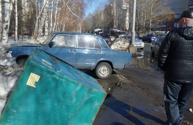 В Томске мусорный контейнер придавил женщину с ребенком