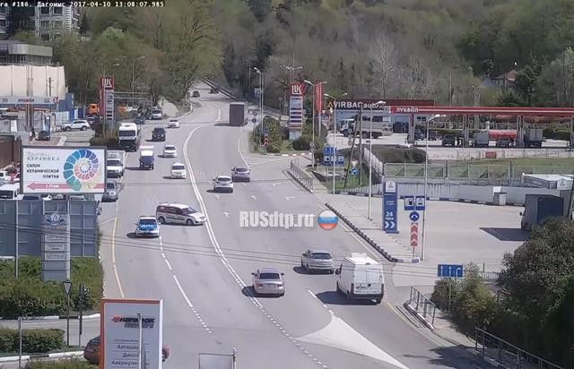 Автомобиль ДПС едва не спровоцировал ДТП в Сочи Автомобиль ДПС едва не спровоцировал ДТП в Сочи