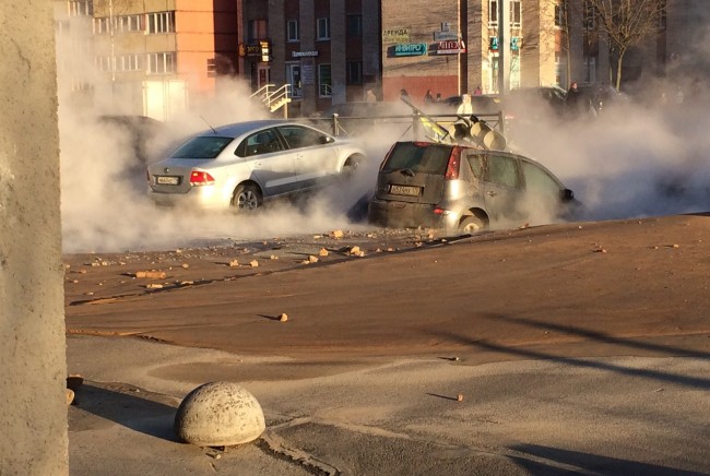 В Петербурге десятки автомобилей залило кипятком в результате коммунальной аварии