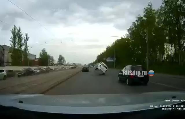 В Казани «Лада Гранта» наехала на открытый люк и перевернулась В Казани «Лада Гранта» наехала на открытый люк и перевернулась