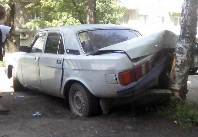 В Брянске «угонщик» пытался задним ходом скрылся от хозяина машины и попал в ДТП