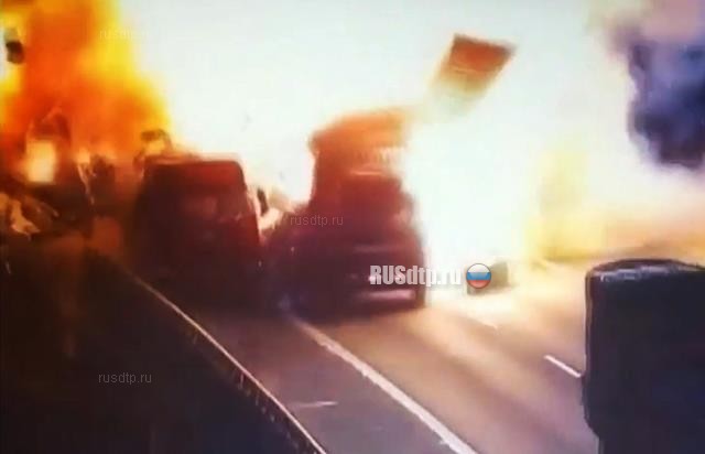 Два грузовика взорвались на скоростной автомагистрали в Китае Два грузовика взорвались на скоростной автомагистрали в Китае