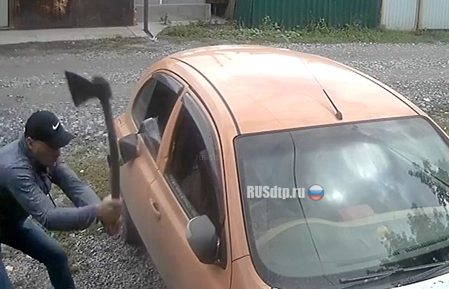 В Новосибирске мужчина изрубил топором машину соседа В Новосибирске мужчина изрубил топором машину соседа
