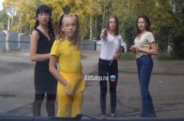 В Омске девочки-подростки пытались взломать припакрованную во дворе машину В Омске девочки-подростки пытались взломать припакрованную во дворе машину