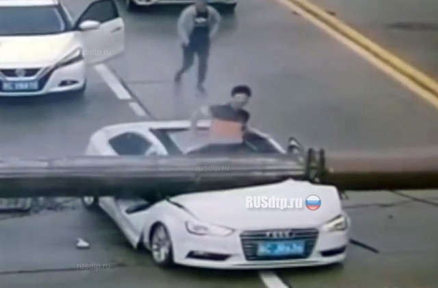 Башенный кран раздавил ехавшую по дороге Audi Башенный кран раздавил ехавшую по дороге Audi
