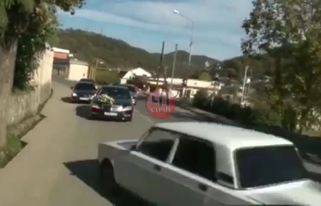 В Сочи «Жигули» врезались в свадебный кортеж, уходя от погони полиции В Сочи «Жигули» врезались в свадебный кортеж, уходя от погони полиции