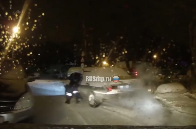 В Кандалакше пьяный водитель прокатил инспектора на двери автомобиля В Кандалакше пьяный водитель прокатил инспектора на двери автомобиля
