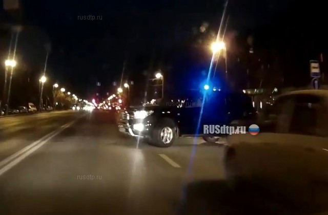 Toyota Land Cruiser с мигалкой скрылся с места ДТП в Тюмени Toyota Land Cruiser с мигалкой скрылся с места ДТП в Тюмени