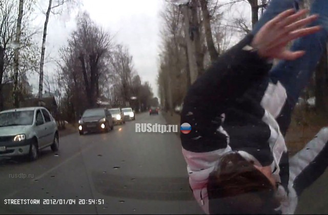 В Твери под колеса автомобиля попала 16-летняя девочка-подросток В Твери под колеса автомобиля попала 16-летняя девочка-подросток