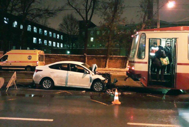 Водитель «Соляриса» погиб в ДТП с трамваем на на проспекте Обуховской Обороны в Петербурге