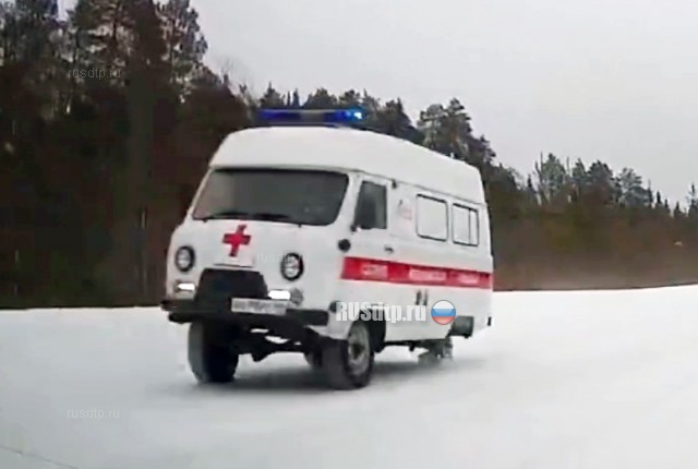 В Коми скорая помощь двигалась по трассе без колеса В Коми скорая помощь двигалась по трассе без колеса
